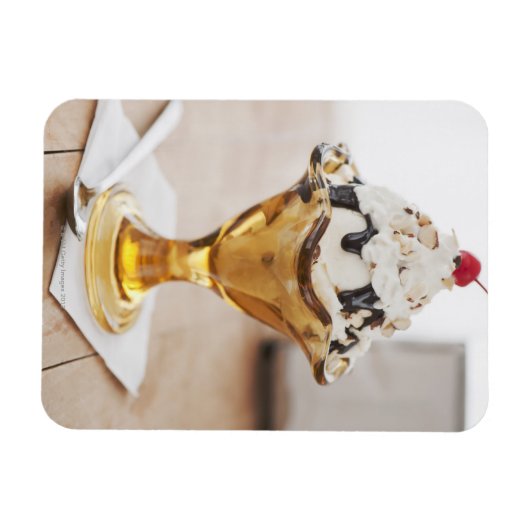 サンデーのクローズアップとさくらんぼの上面 マグネット (横)