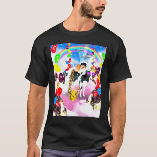 サンデーを持った牛に乗る猫 Tシャツ
