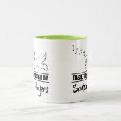 サントオランニングア選手に気を取られやすいの犬 ツートーンマグカップ (中央)