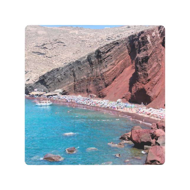 サントリア赤い岩ビーチ：穏やかな美しい メタルプリント (正面)