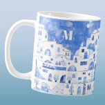 サントリーニギリシャモノグラム水彩 コーヒーマグカップ<br><div class="desc">水の色の青と白の街並絵画は、ギリシャのサントリーニ島に基づく。オリジナルアートby Nic Squirrell.モノグラムのイニシャルをパーソナライズする。</div>