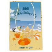 サンドキャッスルビーチおもしろい男の赤ちゃん誕生日パーティー ミディアムペーパーバッグ (正面)