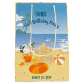 サンドキャッスルビーチおもしろい男の赤ちゃん誕生日パーティー ミディアムペーパーバッグ (裏面)