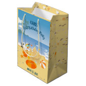 サンドキャッスルビーチおもしろい男の赤ちゃん誕生日パーティー ミディアムペーパーバッグ (裏面アングル)