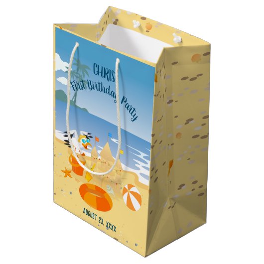 サンドキャッスルビーチおもしろい男の赤ちゃん誕生日パーティー ミディアムペーパーバッグ (裏面アングル)