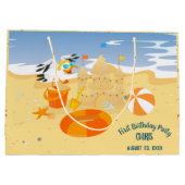サンドキャッスルビーチおもしろい男の赤ちゃん誕生日パーティー ラージペーパーバッグ (裏面)