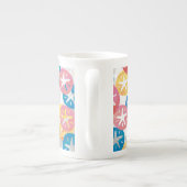 サンドドルイエローレッドブルー ボーンチャイナマグカップ (裏面)