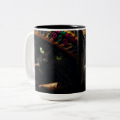 サンバ帽をかぶった面白い猫 ツートーンマグカップ (正面左)