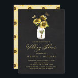 サンフラワーズインメイスンジャールシャルボードウェディングシャワー 招待状<br><div class="desc">招待状の家族と友人のウェディングシャワーへのお洒落フローラ招待。メイスンの瓶にヒマワリと蝶を入れ、黒板の背景にマッチするヒマワリの花フェイク柄を特徴とする。名前、日付、時刻、場所などのイベント詳細を追加して、この素朴な招待をパーソナライズする。夏と秋の結婚式のシャワーに最適。</div>