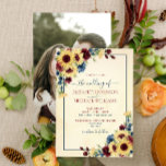 サンフラワーネイビーブルーブルゴーニュフローラ結婚写真 招待状<br><div class="desc">暖かいトレンディーのヒマワリ、ネイビーブルー、ブルゴーニュの水色のフローラデザインで完璧な結婚式招待状を作成する手文字のタイポグラフィ。招待状の背面には、あなたの婚約写真がお気に入りの含まれている。一致連絡製品の設計者。著作権エレガント招待状、すべての権利を留保。</div>