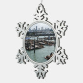 サンフランシスコとピア39シーライオンズシティスカイライン スノーフレークピューターオーナメント (右)