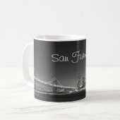 サンフランシスコのスカイラインの白黒のマグ コーヒーマグカップ (正面左)