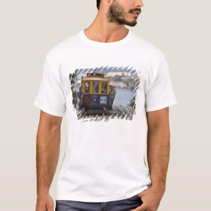サンフランシスコのハイドストリートを登るケーブルカー Tシャツ