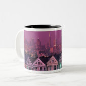 サンフランシスコの夕暮れの列の家 ツートーンマグカップ (正面左)