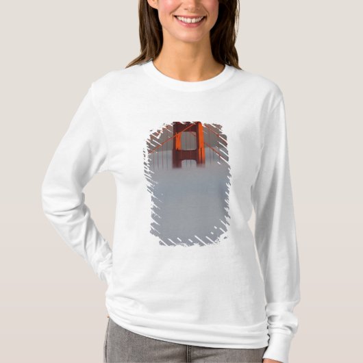 サンフランシスコ湾に霧が立ち込める 2 Tシャツ (正面)