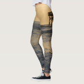 サンライズとパドルボーディング レギンス (左)