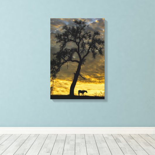 サンライズと美しいキャンバスホースとオークの木 キャンバスプリント (インサイチュ (ウッドフロア))