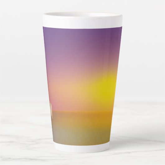 サンライズの草深い丘にかわいい白いバニーラビット カフェラテマグ (正面)