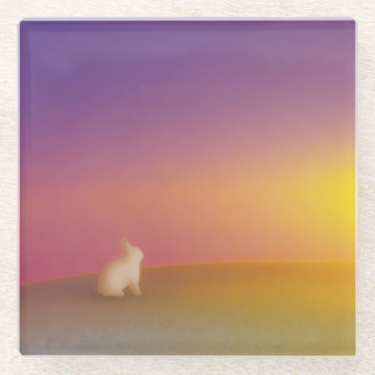 サンライズの草深い丘にかわいい白いバニーラビット ガラスコースター (正面)