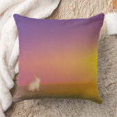 サンライズの草深い丘にかわいい白いバニーラビット クッション (ブランケット)