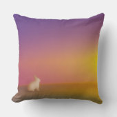 サンライズの草深い丘にかわいい白いバニーラビット クッション (正面)