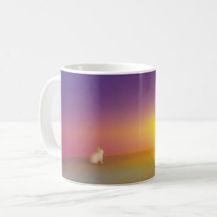 サンライズの草深い丘にかわいい白いバニーラビット コーヒーマグカップ