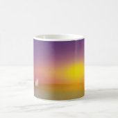 サンライズの草深い丘にかわいい白いバニーラビット コーヒーマグカップ (中央)