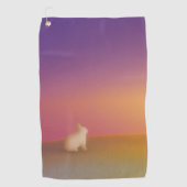 サンライズの草深い丘にかわいい白いバニーラビット ゴルフタオル (正面)