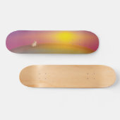 サンライズの草深い丘にかわいい白いバニーラビット スケートボード (横)