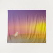 サンライズの草深い丘にかわいい白いバニーラビット タペストリー (正面(横))