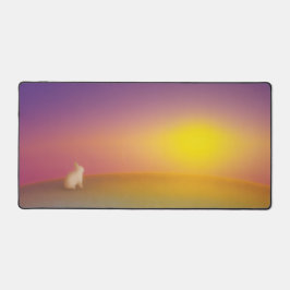 サンライズの草深い丘にかわいい白いバニーラビット デスクマット