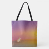 サンライズの草深い丘にかわいい白いバニーラビット トートバッグ (正面)