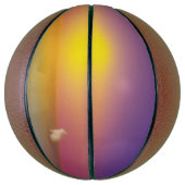 サンライズの草深い丘にかわいい白いバニーラビット バスケットボール (縦)