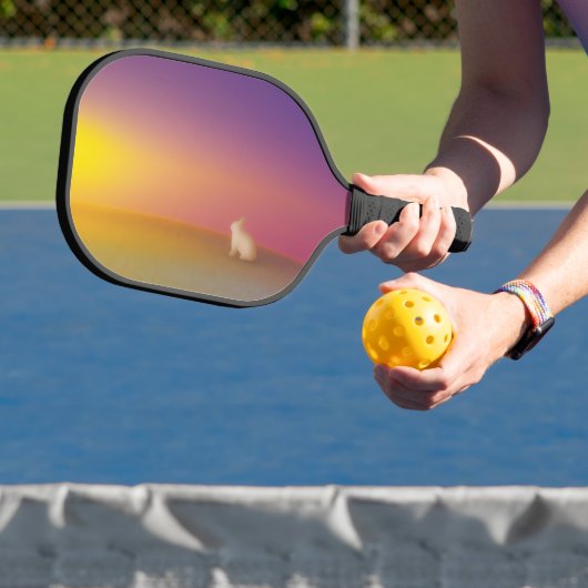 サンライズの草深い丘にかわいい白いバニーラビット ピックルボールラケット (インサイチュ)