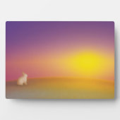 サンライズの草深い丘にかわいい白いバニーラビット フォトプラーク (正面)