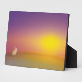 サンライズの草深い丘にかわいい白いバニーラビット フォトプラーク (側面)