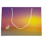 サンライズの草深い丘にかわいい白いバニーラビット ラージペーパーバッグ (正面)