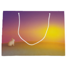 サンライズの草深い丘にかわいい白いバニーラビット