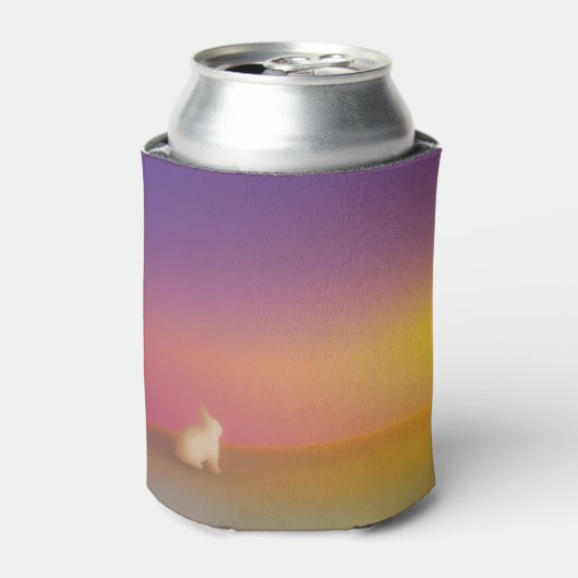 サンライズの草深い丘にかわいい白いバニーラビット 缶クーラー (缶正面)