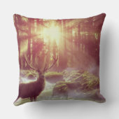 サンライズゴールデンアワーの霧の多い森の中の雄シカ クッション (裏面)