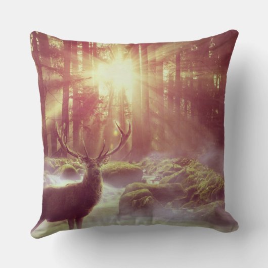 サンライズゴールデンアワーの霧の多い森の中の雄シカ クッション (裏面)