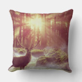 サンライズゴールデンアワーの霧の多い森の中の雄シカ クッション (正面)