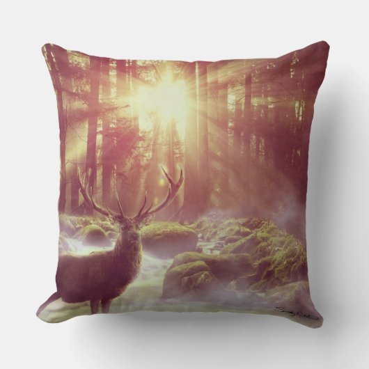 サンライズゴールデンアワーの霧の多い森の中の雄シカ クッション (正面)