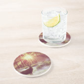 サンライズゴールデンアワーの霧の多い森の中の雄シカ コースター (側面)