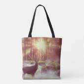 サンライズゴールデンアワーの霧の多い森の中の雄シカ トートバッグ (裏面)