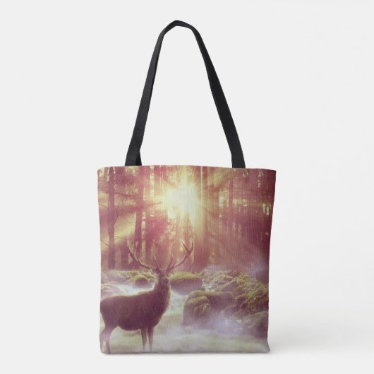 サンライズゴールデンアワーの霧の多い森の中の雄シカ トートバッグ (裏面)