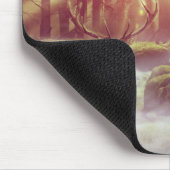 サンライズゴールデンアワーの霧の多い森の中の雄シカ マウスパッド (コーナー)