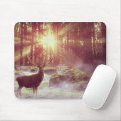 サンライズゴールデンアワーの霧の多い森の中の雄シカ マウスパッド (マウス)