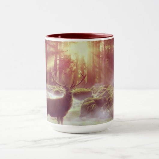 サンライズゴールデンアワーの霧の多い森の中の雄シカ マグカップ (中央)