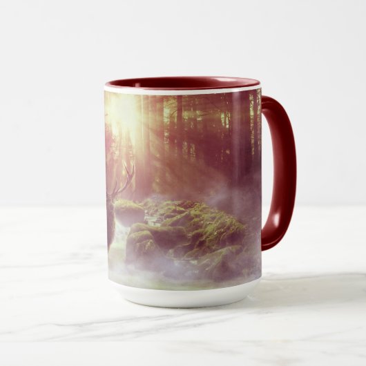 サンライズゴールデンアワーの霧の多い森の中の雄シカ マグカップ (正面右)